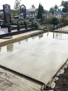 Заливка бетонной площадки на кладбище